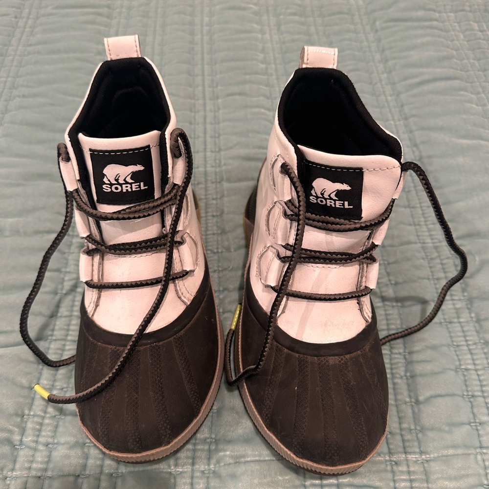Sorel Black and White Rain & Snow Boots Waterproof Design - Womens size 6